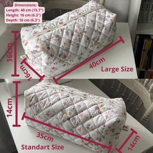 Pu&ograve; includere: Due borse rettangolari trapuntate con base bianca e motivo floreale. La borsa grande misura 40 cm di lunghezza, 16 cm di altezza e 16 cm di profondit&agrave;. La borsa standard misura 35 cm di lunghezza, 14 cm di altezza e 14 cm di profondit&agrave;.