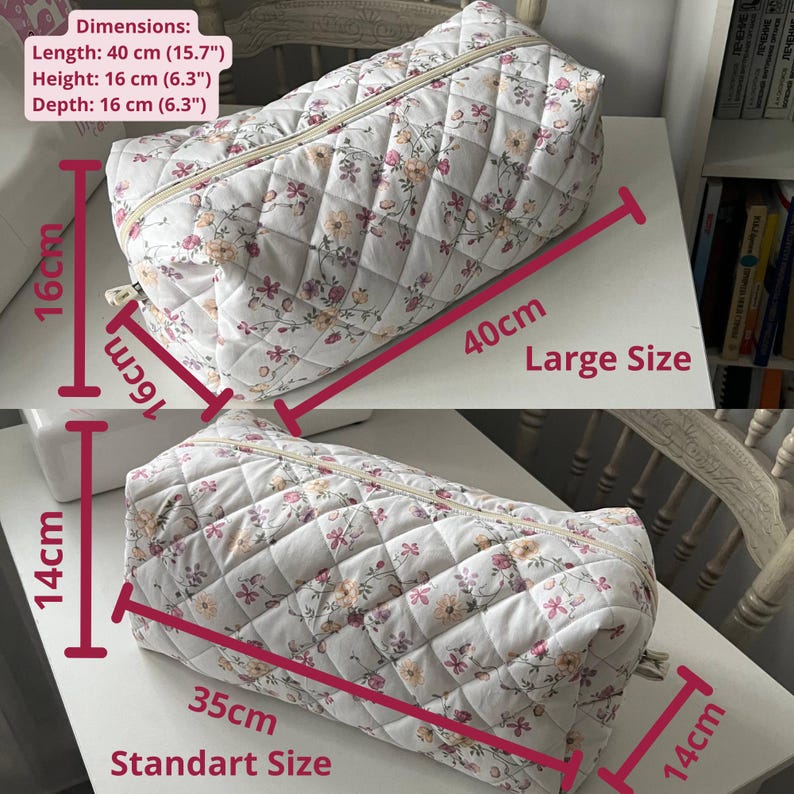 Pu&ograve; includere: Due borse rettangolari trapuntate con base bianca e motivo floreale. La borsa grande misura 40 cm di lunghezza, 16 cm di altezza e 16 cm di profondit&agrave;. La borsa standard misura 35 cm di lunghezza, 14 cm di altezza e 14 cm di profondit&agrave;.