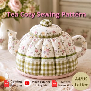 Puede incluir: Una funda para tetera acolchada con un estampado floral en la parte superior y un patrón de cuadros vichy verde y blanco en la parte inferior. El texto Tea Cozy Sewing Pattern, PDF Sewing Pattern, Video Tutorial in English, PDF Written Instructions, A4/US Letter es visible.