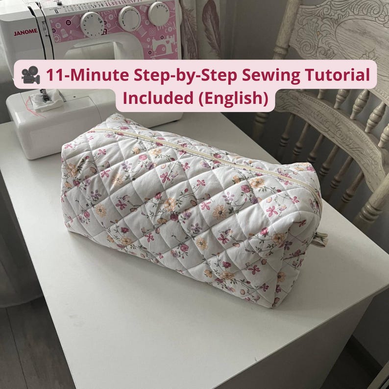 Pu&ograve; includere: Una custodia rettangolare in tessuto trapuntato con base bianca e un delicato motivo floreale nei toni del rosa, giallo e verde. La custodia presenta una chiusura a zip superiore e include un 11-Minute Step-by-Step Sewing Tutorial Included (English).