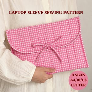 Puede incluir: Un patrón de costura para funda de portátil con estampado de cuadros vichy en rosa y blanco, solapa redondeada y cierre de lazo. El texto LAPTOP SLEEVE SEWING PATTERN aparece arriba y un círculo rosa indica 3 SIZES A4/10/US LETTER.