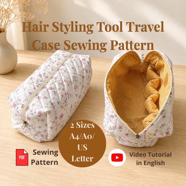 Pu&ograve; includere: Una custodia da viaggio trapuntata per strumenti per lo styling dei capelli con esterno bianco a motivo floreale rosa e giallo e fodera a quadretti gialli e bianchi. Il testo recita Hair Styling Tool Travel Case Sewing Pattern.