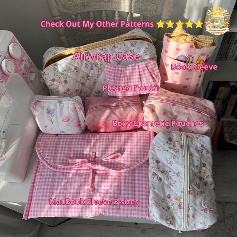 Pu&ograve; includere: Una collezione di accessori in tessuto trapuntato che include una custodia, una pochette plissettata, una copertina per libri, trousse squadrate e una custodia per laptop. Gli articoli presentano motivi a quadretti rosa, floreali e cuori.
