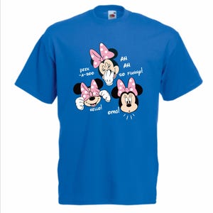 Op de afbeelding: Koning blauw t-shirt met een Minnie Mouse-afbeelding met roze strikken. Tekst bevat "Peek-a-boo!", "Hello!", "Ah ah so funny!" en "omg!". De cartoon Minnie Mouse staat in drie verschillende poses.