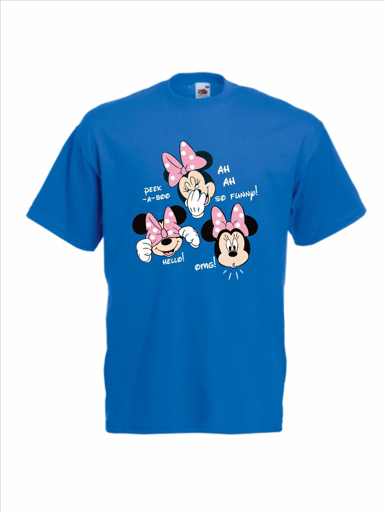 Op de afbeelding: Koning blauw t-shirt met een Minnie Mouse-afbeelding met roze strikken. Tekst bevat "Peek-a-boo!", "Hello!", "Ah ah so funny!" en "omg!". De cartoon Minnie Mouse staat in drie verschillende poses.