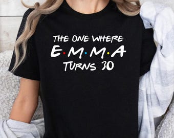 Camiseta de cumpleaños personalizada, aquella en la que NOMBRE cumple cualquier edad: 18, 20, 21, 30, 40, 50, 60, 70 años. Regalo de cumpleaños personalizado, regalo para amigos, camiseta de cumpleaños.