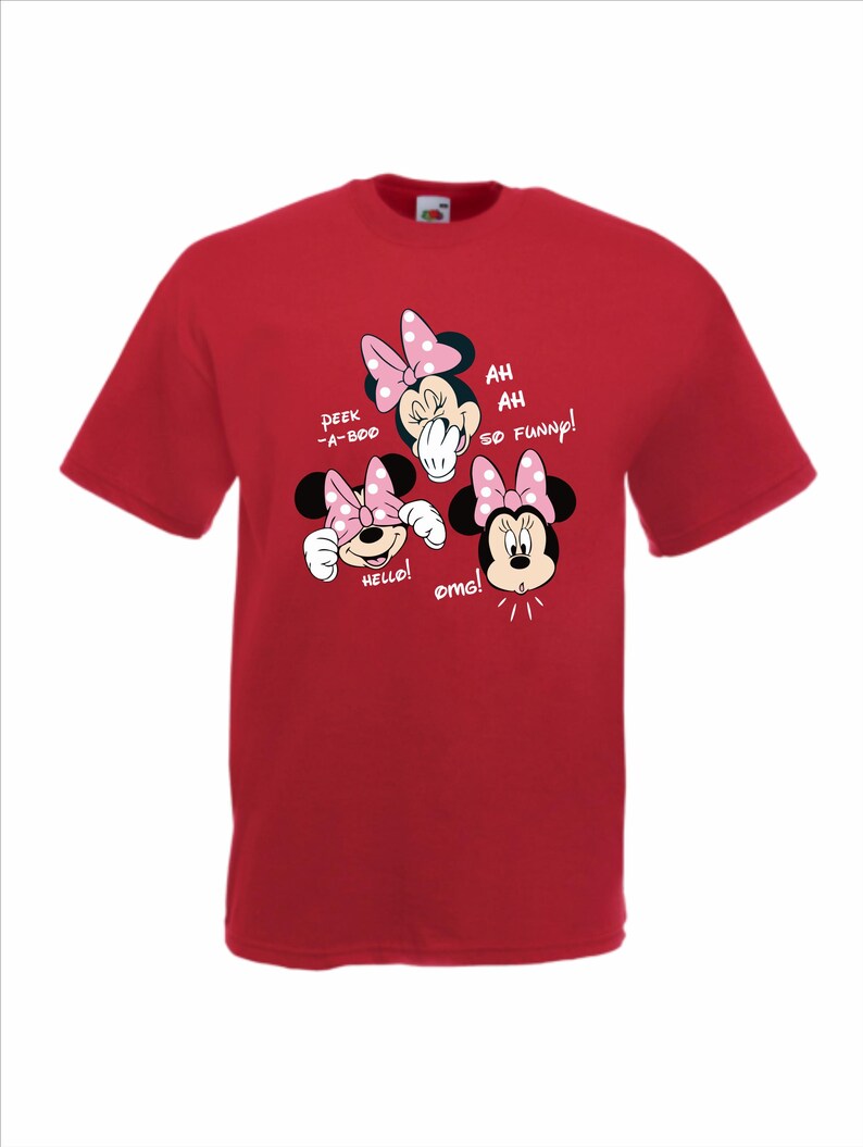 Op de afbeelding: Rood T-shirt met een Minnie Mouse-afbeelding. De afbeelding toont Minnie Mouse in drie verschillende poses met tekstballonnen met de tekst "Peek-a-boo", "Hello!", "Ah, Ah, So Funny!" en "Omg!". Het shirt heeft korte mouwen.