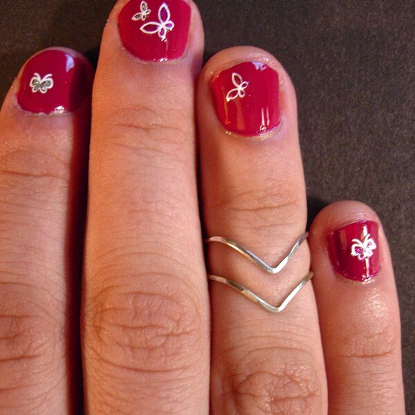 SÓLIDO STERLING SILVER conjunto de 2 anillos Chevron Knuckle o Mid Finger, par de apilamiento martillado a mano Por favor, especifique el tamaño