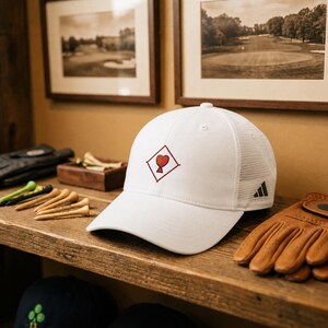 ADIDAS® Bestickte Kappe – Glücksklee- und Herz-Patch-Design