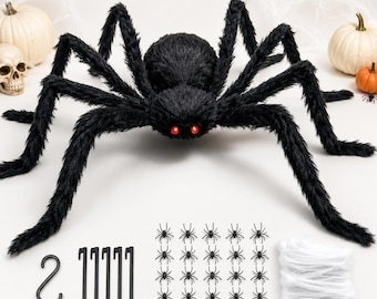 Puede incluir: Una decoración de araña negra y peluda con ojos rojos brillantes, acompañada de un juego de cinco estacas negras, un gancho negro, veinte pequeñas figuras de arañas de plástico y un paquete de telaraña sintética blanca.