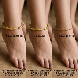 Puede incluir: Tres tobilleras de metal dorado de diferentes grosores, etiquetadas como 4 GAUGE THICK, 6 GAUGE y 8 GAUGE THIN. Cada brazalete abierto presenta tres líneas horizontales grabadas cerca de los extremos. El texto inferior dice ARTISENSILVERINDIA 4 GAUGE IS THICK AND 8 IS THIN.