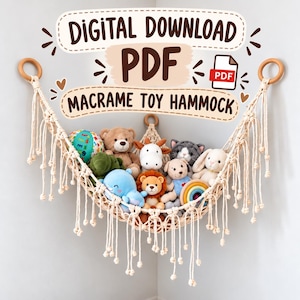 Op de afbeelding: Een crèmekleurige macramé speelgoedhangmat met houten ringen, gevuld met diverse knuffels waaronder een beer, leeuw en konijn. De tekst luidt: DIGITAL DOWNLOAD PDF MACRAME TOY HAMMOCK. De hangmat is voorzien van franjes van geknoopt koord.
