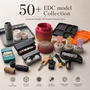 Puede incluir: Una colección de artículos EDC impresos en 3D que incluye bandejas de almacenamiento grises y negras, un recipiente rojo en espiral, cajas pequeñas con pastillas, llaveros con estrellas y flores, un silbato y una multiherramienta. Texto 50+ EDC model Collection.