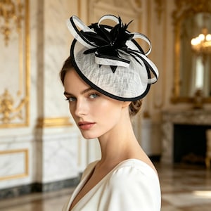 Svartvit fascinatorhatt, elegant Derby-kapplöpningsdagshuvudbonad, fjädercocktailaccessoar, bröllopsgästhuvudbonad, tebjudningshatt, present till henne