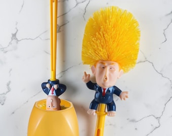 Grappige op Trump geïnspireerde toiletborstel met houder, badkamerreiniger geel haar, politieke parodie propcadeau, nieuwigheid badkamerinrichting