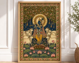 Peut inclure: Une impression d'art mural verticale encadrée représentant une silhouette à la peau bleue jouant de la flûte, entourée de vaches blanches et de fleurs de lotus sous un arbre. L'œuvre est sur fond bleu foncé avec une bordure florale rouge.