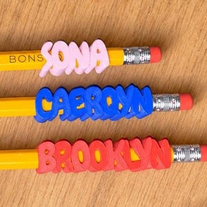 Adornos personalizados para lápices impresos en 3D: Nombre, tipografía y colores personalizados (Recuerdos para fiestas escolares)