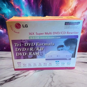 Peut inclure: Une boîte de graveur DVD/CD LG 16X Super Multi avec le texte Tri-DVD Formats DVD±R/RW DVD-RAM et 8.5 GB DVD+R Double Layer. L'emballage affiche les spécifications techniques pour les vitesses d'écriture et de lecture, incluant 16X, 40X et 24X.