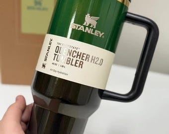 Stanley Quencher H2.0 Tumbler 40oz – Green & Black Gold Rim Edition