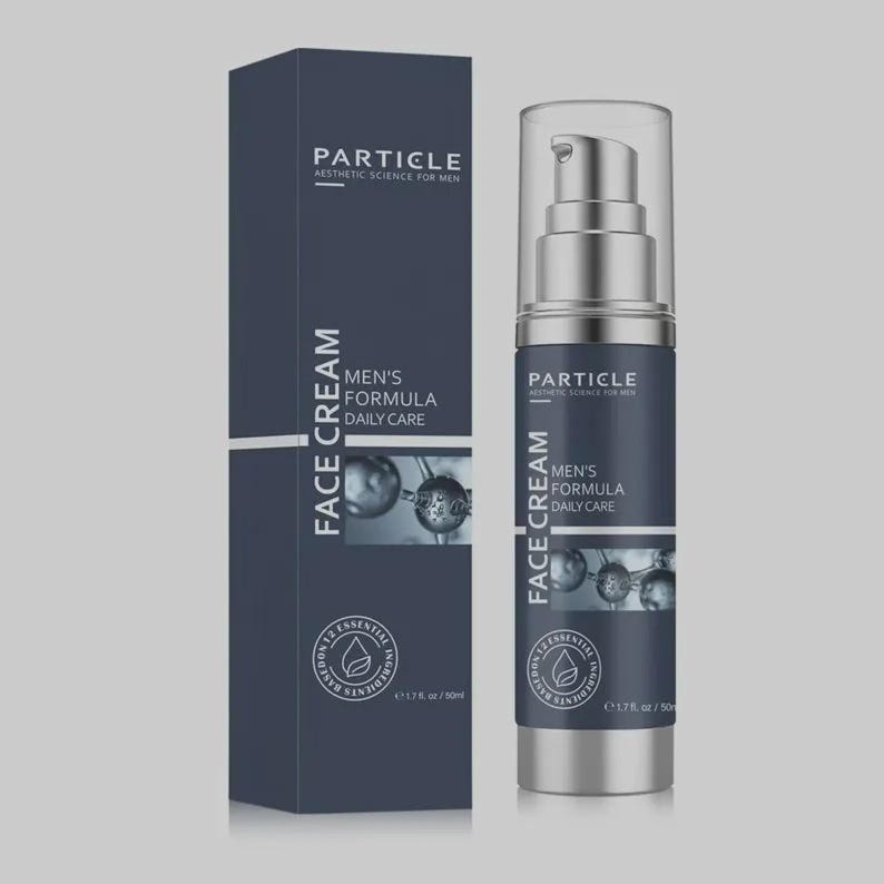 Może przedstawiać: Ciemnoniebieskie pudełko i butelka kremu do twarzy Particle Men's Formula. Na pudełku i butelce widnieje napis "Particle Aesthetic Science for Men" i "Men's Formula Daily Care". Butelka zawiera 50 ml produktu.