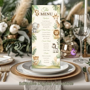 Op de afbeelding: Een verticale menukaart met aquarelillustraties van een aap, olifant, giraf, leeuw, zebra en luipaard omringd door tropische bladeren. De tekst luidt The MENU, Appetizers, Main Course, Sweet Treats en Drinks met diverse gerechten en drankjes.