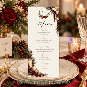 Könnte beinhalten: Eine vertikale, cremefarbene Menükarte mit einem Weihnachtskranz aus roten Beeren, Tannenzweigen und einer goldenen Kugel. Der Text enthält Abschnitte für Appetizers, Soup, Main Dish, Dessert und Beverages sowie die Initialen AK oben.
