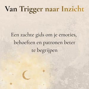 Op de afbeelding: Een werkboek getiteld Hartskoers werkboek Van Trigger naar Inzicht met een lichtbeige textuur op de kaft. De tekst luidt: Een zachte gids om je emoties, behoeften en patronen beter te begrijpen. Onderaan staan een gouden maansikkel en kleine sterren.