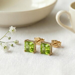 Eleganta örhängen i peridot • Smycken med födelsesten i augusti • Örhängen med grön ädelsten • Örhängen i 22 karat guld • Födelsedagspresent