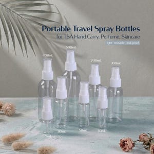 Puede incluir: Botellas de spray de viaje portátiles de plástico transparente en varios tamaños, de 5 ml a 500 ml, con pulverizadores blancos. Las botellas están etiquetadas para el transporte de mano de la TSA, perfumes y cuidado de la piel. El texto indica que son ligeras, reutilizables y a prueba de fugas.
