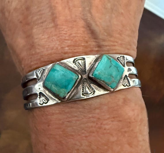 Early 20th Century Navajo Cuff Bracelet with 4 Square Cut Stones (2 on terminals) Size 6 5/8