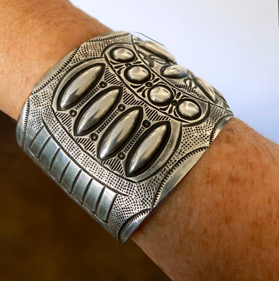 Vintage Navajo Sterling Silver Repoussé Cuff Brac… - image 2