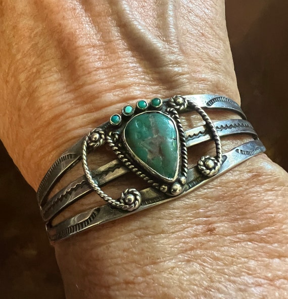 Vintage Navajo or Pueblo Silver Cuff Bracelet w Teardrop Turquoise Stone