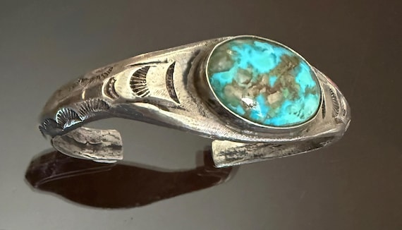 Early Flat Top Carinated Navajo Ingot Bracelet with Oval Turquoise Stone, Size 6 1/2
