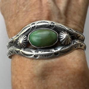Doppelkarabiner Silber Navajo Armband mit Cerrillos Türkis um 1920, Grösse 7