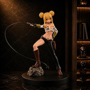 Könnte beinhalten: Eine blonde Anime-Figur mit zwei Haarknoten, bekleidet mit einem weißen bauchfreien Oberteil mit Kuhmuster, schwarzer Hose und braunen Stiefeln. Die Figur hält eine lange schwarze Peitsche und steht auf einem grauen Felsensockel.