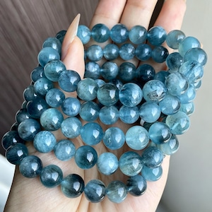Armband van natuurlijke duivelsblauwe aquamarijn met indigogroene beryl kralen in kattenoogstijl.