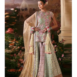 Luxuriöser pakistanischer Sharara-Anzug | Pastellfarbenes mintgrünes, besticktes Hochzeitskleid | Designer-Mehndi-Kleid | Kleid für muslimische Hochzeitsgäste