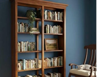 Libreria in legno massello, realizzata a mano in legno di faggio con finitura noce, ampia scaffalatura, contenitore per biblioteca di dimensioni personalizzate.