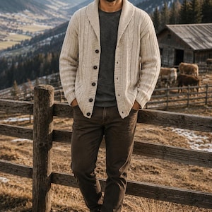 Modello per cardigan da uomo a trecce, con collo a scialle, in formato PDF scaricabile dalle taglie XS-XXXL.