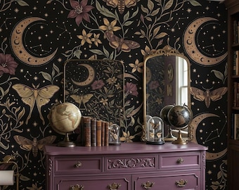 Puede incluir: Una habitación con papel pintado floral oscuro con lunas, estrellas y polillas. Una cómoda morada contiene globos decorativos, libros y espejos. Una estantería de madera está a la derecha.