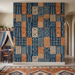 Könnte beinhalten: Ein Raum mit einer Wand, einem Teppich und Möbeln mit blau-orangenem Muster. Die Wand zeigt ein sich wiederholendes geometrisches Design. Rechts befindet sich ein Bücherregal aus Holz, links ein Spiegel und eine Kommode. Der Raum wirkt gemütlich.