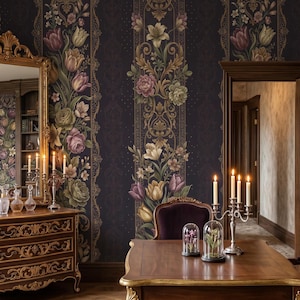 Può includere: Interno opulento con carta da parati floreale scura e dettagli dorati. La stanza comprende un grande specchio con cornice dorata, mobili antichi e una scrivania in legno con candelabri. L'atmosfera generale è lussuosa e vintage.