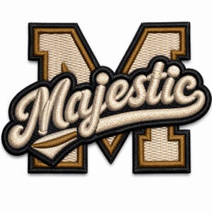 Pode incluir: Um emblema bordado com uma letra M grande em bloco na cor creme com uma borda marrom e contorno preto. Sobreposta à letra está a palavra Majestic em uma escrita cursiva creme com um contorno preto espesso e efeito de sombra marrom.