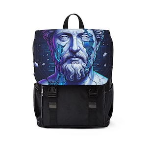 Op de afbeelding: Zwarte rugzak met een digitale print van een klassieke buste met blauwe en paarse accenten. De rugzak heeft een handvat aan de bovenkant, verstelbare bandjes en twee gespsluitingen aan de voorkant.