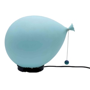 Könnte beinhalten: Hellblaue ballonförmige Lampe mit schwarzem Sockel und einer kleinen blauen Kugel, die an einer Schnur hängt. Die Lampe steht vor weißem Hintergrund. Das Design ist skurril.