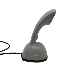 Ericsson, famoso teléfono moderno de mediados de siglo de color gris.