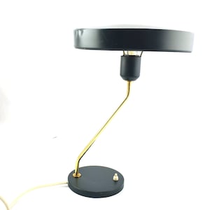 Lámpara de mesa industrial Philips Louis Kalff de color verde oliva oscuro, años 50. Consulte las fotos y la descripción.