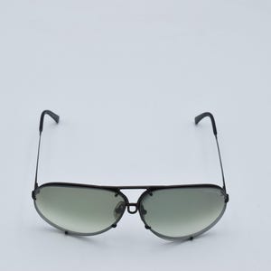 K&ouml;nnte beinhalten: Schwarze Aviator-Sonnenbrille mit d&uuml;nnem Metallrahmen und Farbverlaufsgl&auml;sern. Die Sonnenbrille hat einen Doppelsteg und gebogene B&uuml;gel. Die Gl&auml;ser gehen von einem dunkleren Farbton oben zu einem helleren Farbton unten &uuml;ber.