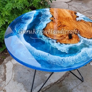 Salontafel van epoxyhars en hout, ronde tafel met regenboogmotief en oceaanmotief, moderne woonkamerinrichting.