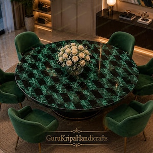 Può includere: Un tavolo da pranzo rotondo con un motivo geometrico di piastrelle in malachite verde e pietra nera, circondato da sei sedie imbottite verde scuro con gambe color oro. Un vaso di vetro con rose bianche si trova al centro del tavolo.